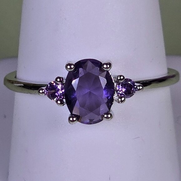 Simulated Oval Cut Amethyst Ring With Accent Stones‎ Size 10 (NWOT) - Picture 2 of 6